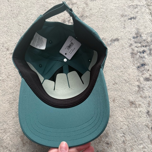 NWT ALO YOGA HOST PICK Performance Off Duty Cap Winter Ivy - Picture 6 of 8